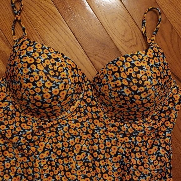 One peice bathing suit - Picture 4 of 7
